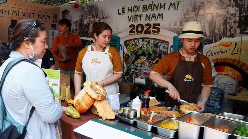 Visitantes en la tercera edición del Festival de bocadillo vietnamita 2025 (Foto: Hoang Tuyet)