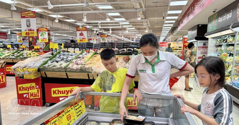 Los supermercados en Ciudad Ho Chi Minh aumentan activamente las promociones y programas de estabilización de precios en medio de las fluctuaciones del mercado. (Foto: VNA)