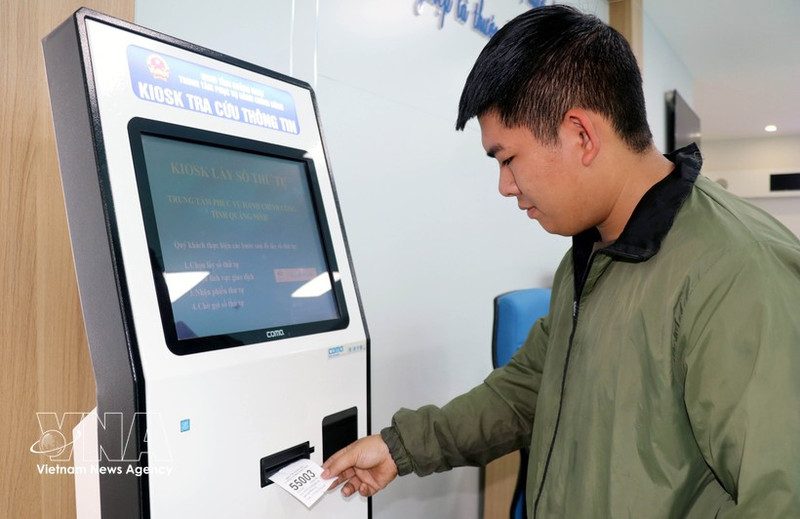 Aplicación de un software de numeración de filas en un centro de servicios de administración pública en Quang Ninh. (Foto: VNA)