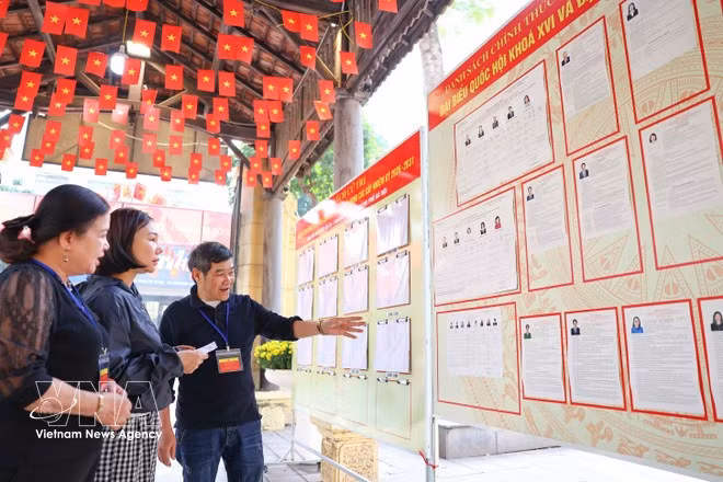 El centro de votación n.º 5, instalado en la escuela secundaria Trung Vuong, en el barrio de Cua Nam, ultima los preparativos para la jornada electoral. (Foto: VNA)