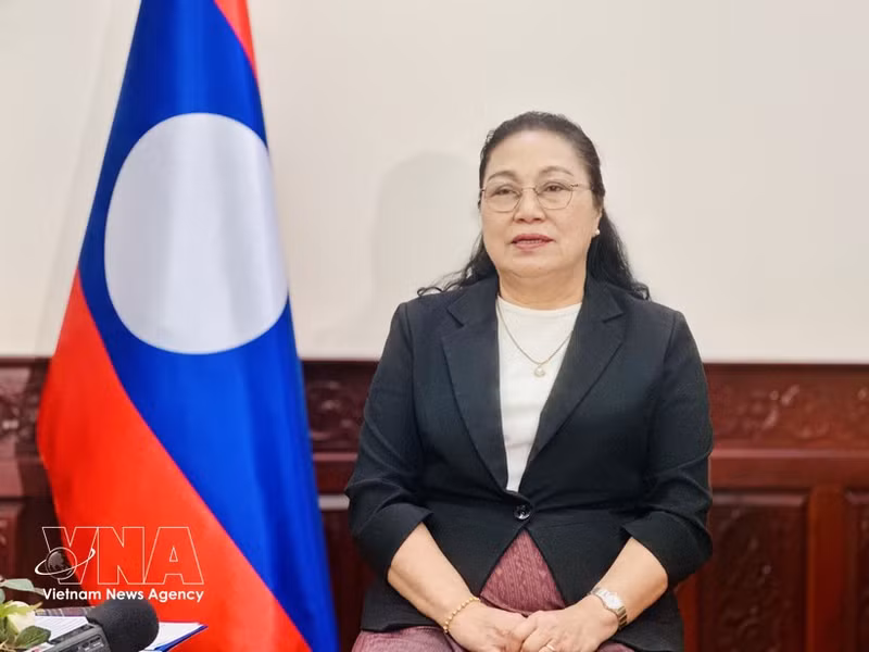 La embajadora de Laos en Vietnam, Khamphao Ernthavanh, en una entrevista concedida a la Agencia Vietnamita de Noticias. (Foto: VNA)