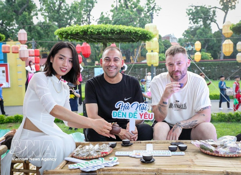 Turistas extranjeros disfrutan del té de loto del Lago Oeste. (Foto: VNA)
