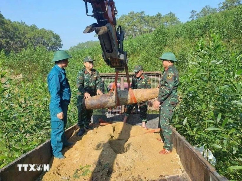 Autoridades de Nghe An desactivan de forma segura una bomba de 350 kg (Foto: VNA)