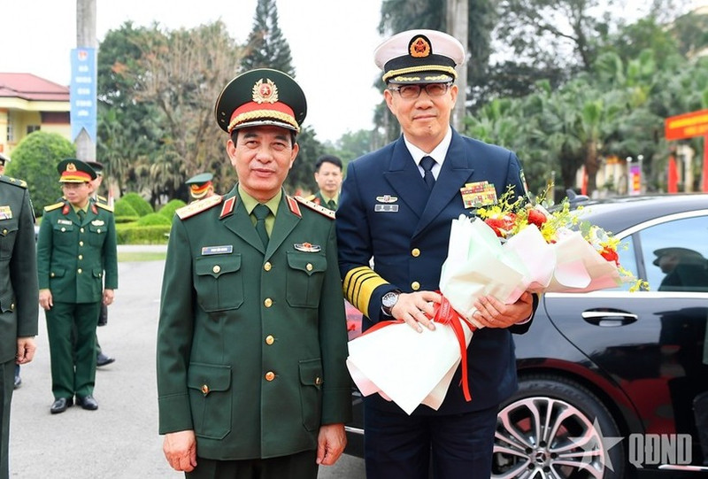 El general Phan Van Giang dio la bienvenida a su homólogo chino Dong Jun en su visita a la Brigada de Fuerzas Especiales 113. (Foto: qdnd.vn)