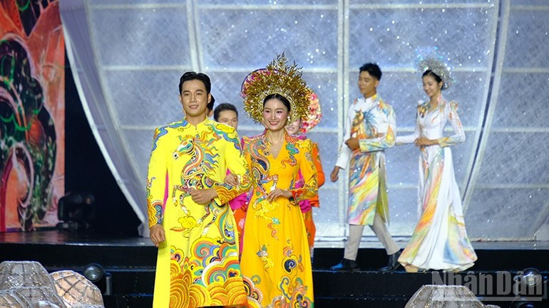 En la ceremonia inaugural del 12º Festival del Ao Dai de Ciudad Ho Chi Minh, el 6 de marzo. (Foto: VNA)
