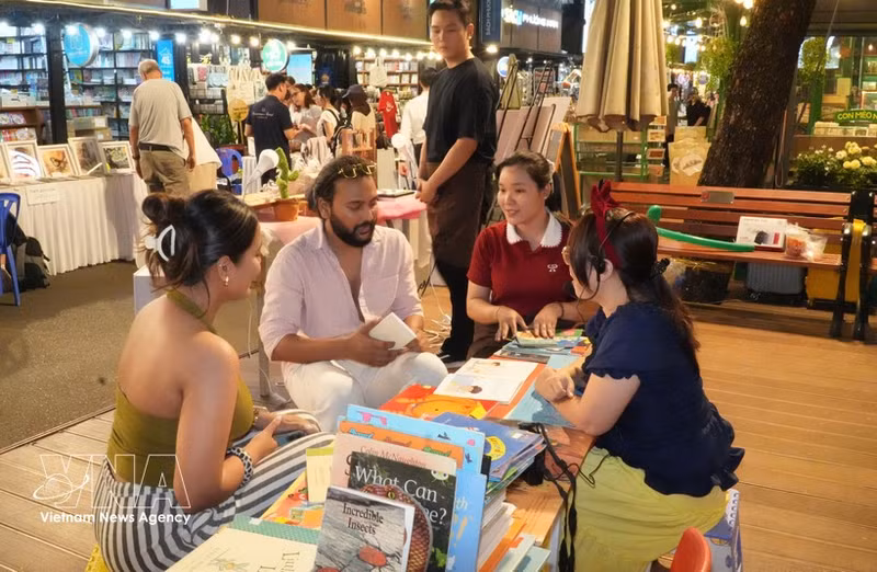 El Festival del Libro y la Cultura Nocturna en Ciudad Ho Chi Minh forma espacio de intercambio para lectores. (Foto: VNA)
