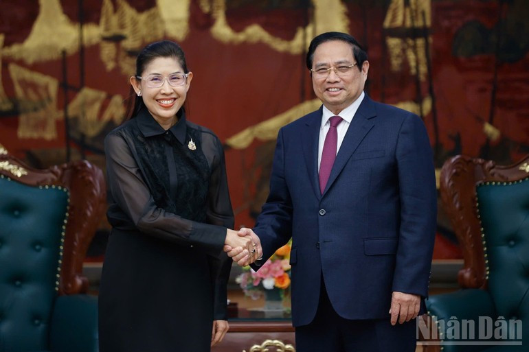 El primer ministro de Vietnam, Pham Minh Chinh, recibe a la embajadora de Tailandia en Hanói, Urawadee Sriphiromaya (Foto: Nhan Dan)