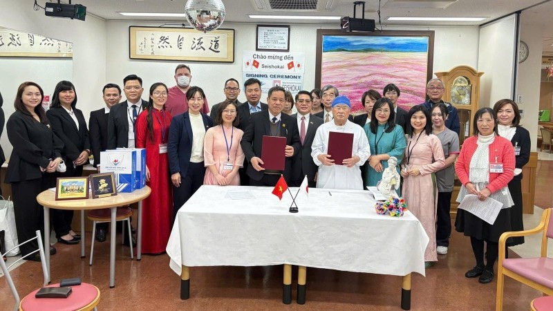 Asistentes a la ceremonia de firma. (Foto: Consulado General de Vietnam en Osaka)
