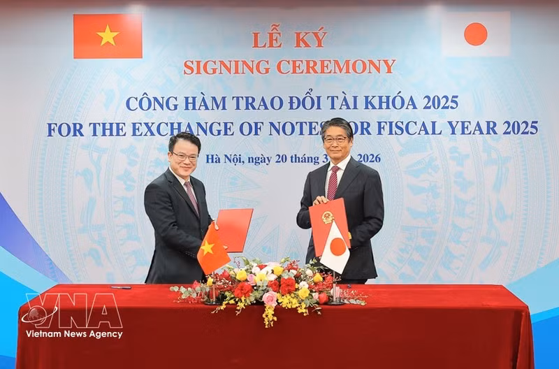 El documento fue suscrito por el viceministro de Finanzas, Tran Quoc Phuong, en representación del Gobierno vietnamita, y por el embajador de Japón en Vietnam, Ito Naoki, en nombre del Gobierno japonés. (Foto: VNA)