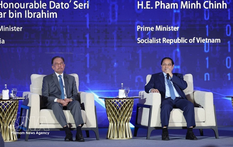 El 28 de mayo de 2025, en el marco de la 46.ª Cumbre de la ASEAN y otras citas anexas, en Kuala Lumpur, el primer ministro de Vietnam, Pham Minh Chinh (derecha), y su homólogo malasio, Anwar Ibrahim, participaron en una sesión de debate sobre la red de conexión inteligente mediante IA autónoma. (Foto: VNA)