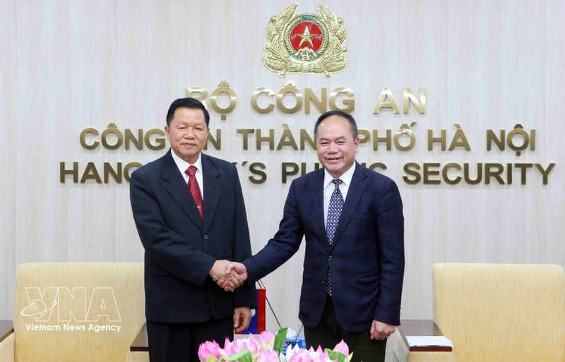 El director de la Policía de Hanói, teniente general Nguyen Thanh Tung, y el ministro de Seguridad Pública de Laos, coronel general Vanthong Kongmany. (Foto: VNA)