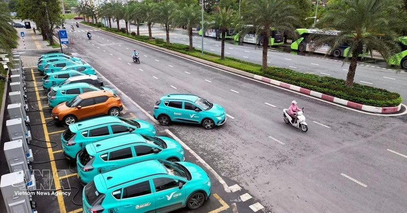 Estaciones de recarga eléctrica instaladas en vías estratégicas para facilitar el acceso de los usuarios a la carga de sus vehículos. (Foto: VNA)