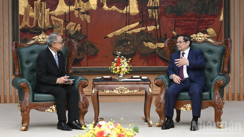 El primer ministro de Vietnam, Pham Minh Chinh, recibe al embajador de Indonesia en el país, Adam Mula Warman Tugio. (Foto: Nhan Dan)