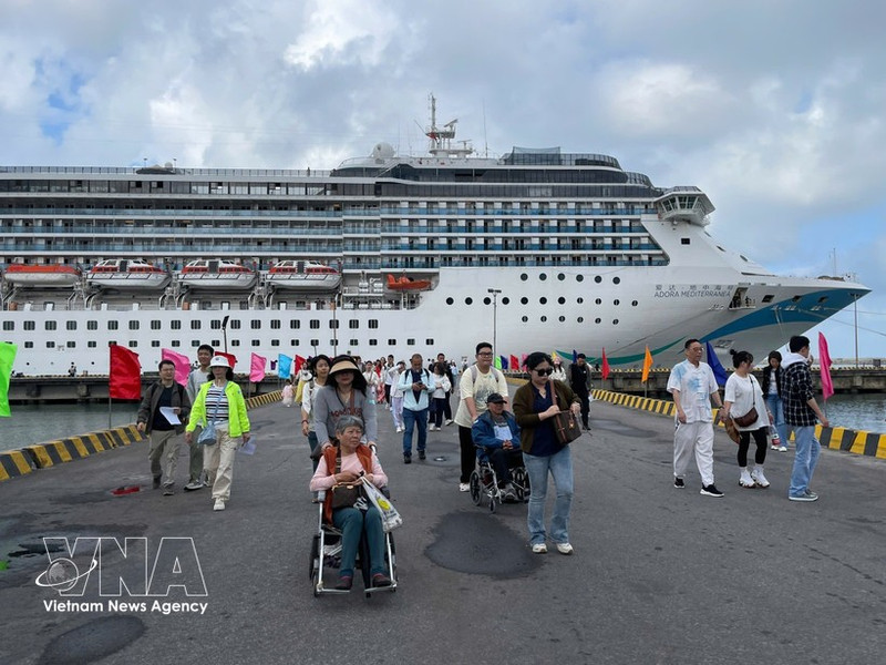 El crucero Adora Mediterranea llega al puerto de Chan May. (Foto: VNA)