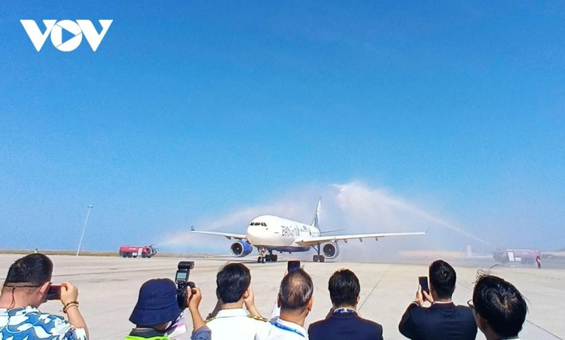 El vuelo fue recibido con la ceremonia del arco de agua al aterrizar en el Aeropuerto de Cam Ranh. (Foto: VOV)