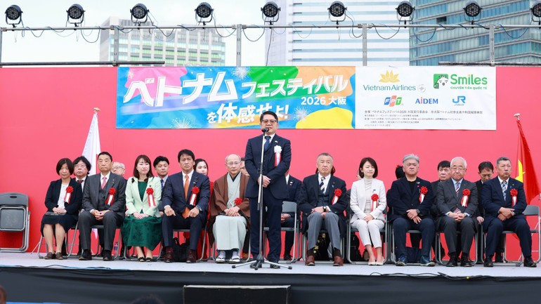 El cónsul general de Vietnam en Osaka, Ngo Trinh Ha, interviene en la cita.