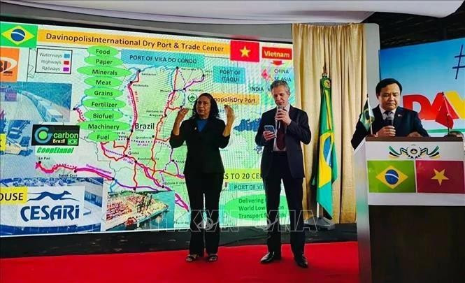 El embajador de Vietnam en Brasil, Bui Van Nghi, en encuentro con el alcalde de Davinópolis, Zé Pequeno (Foto: VNA)