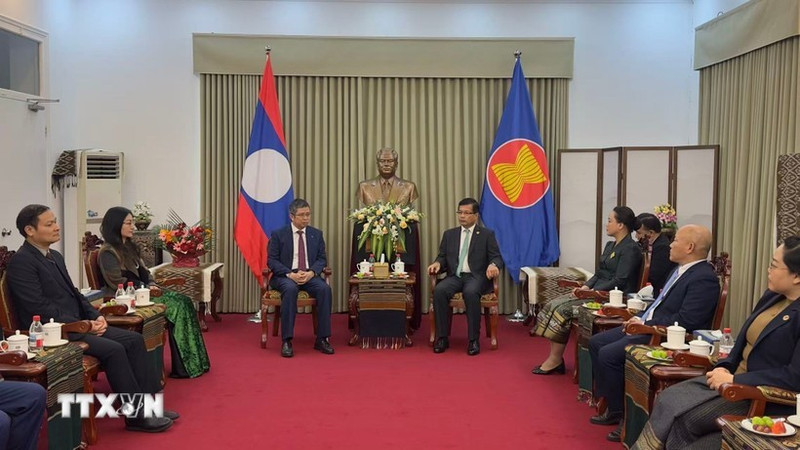 El embajador de Vietnam en China, Pham Thanh Binh, transmite sus felicitaciones al personal de la Embajada de Laos y al embajador Somphone Sichaleune (Foto: VNA)