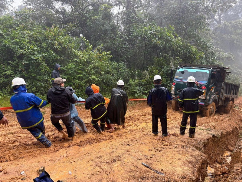 Lineros de la compañía eléctrica de Quang Tri superan todas las dificultades, esforzándose por llevar electricidad a las aldeas y poblados remotos antes del 15 de diciembre. (Foto: VNA)