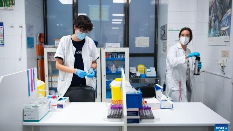 Personal sanitario en una clínica de Madrid, España. (Foto: Xinhua)