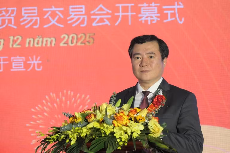 El viceministro vietnamita de Industria y Comercio Nguyen Sinh Nhat Tan pronuncia el discurso inaugural.