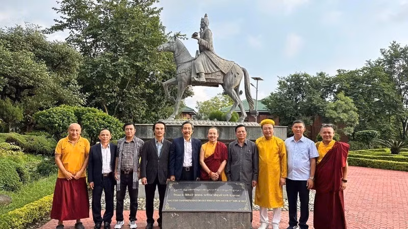 Una delegación de la Asociación de Amistad Vietnam-Nepal visita un lugar religioso en Nepal. (Foto: Unión de Organizaciones de Amistad de Vietnam)