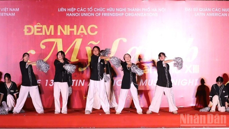 Una actuación artística en el evento.