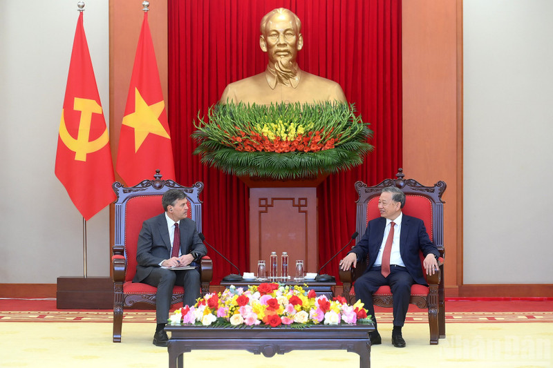 El secretario general del Partido Comunista de Vietnam, To Lam, y el director de la Academia Presidencial Rusa, Aleksey Komissarov (Foto: Nhan Dan)