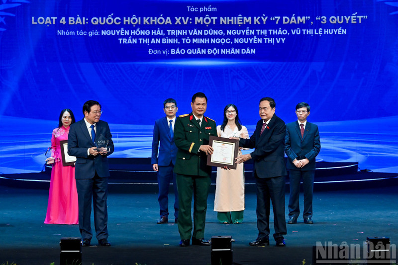 El presidente de la Asamblea Nacional, Tran Thanh Man, entrega el Premio A a los ganadores. (Foto: Thuy Nguyen)