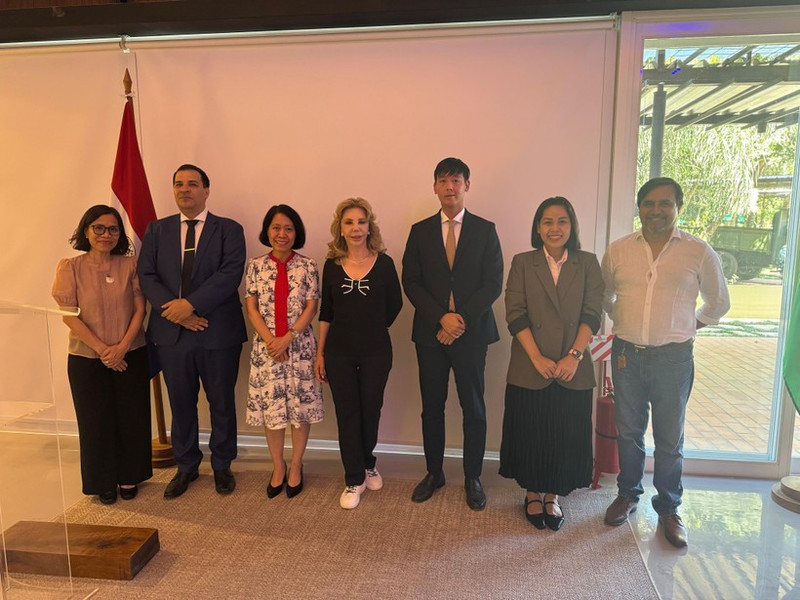 Con motivo de la visita a Asunción de la embajadora de Vietnam en Argentina, concurrente en Paraguay, Ngo Minh Nguyet, por el 30 aniversario del establecimiento de relaciones diplomáticas bilaterales, la Cónsul Honoraria de Vietnam en Paraguay, María Del Carmen Pérez, resaltó los avances y perspectivas de la cooperación bilateral.