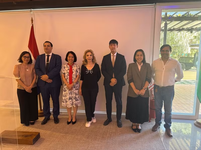 Con motivo de la visita a Asunción de la embajadora de Vietnam en Argentina, concurrente en Paraguay, Ngo Minh Nguyet, por el 30 aniversario del establecimiento de relaciones diplomáticas bilaterales, la Cónsul Honoraria de Vietnam en Paraguay, María Del Carmen Pérez, resaltó los avances y perspectivas de la cooperación bilateral.