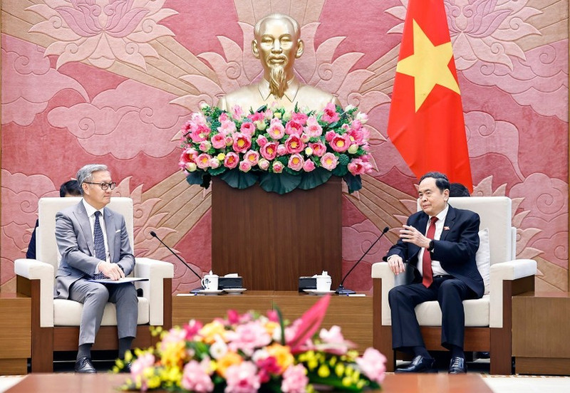 El presidente de la Asamblea Nacional de Vietnam, Tran Thanh Man (derecha), recibe al ministro de Relaciones Exteriores de Laos, Thongsavanh Phomvihane. (Foto: VNA)