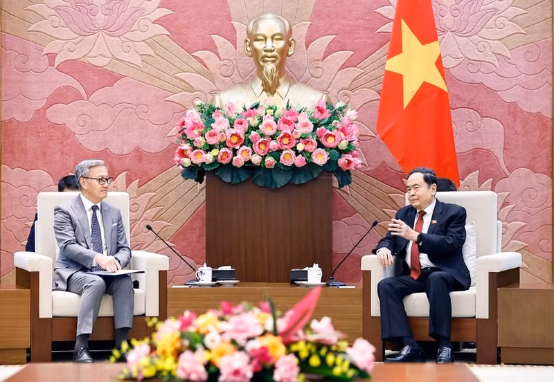 El presidente de la Asamblea Nacional de Vietnam, Tran Thanh Man (derecha), recibe al ministro de Relaciones Exteriores de Laos, Thongsavanh Phomvihane. (Foto: VNA)