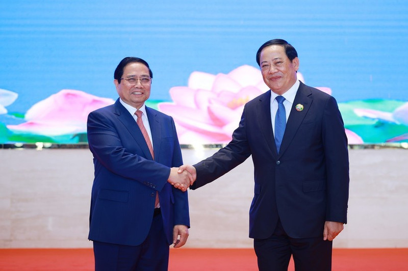 El primer ministro de Vietnam, Pham Minh Chinh, y su homólogo de Laos, Sonexay Siphandone, copresiden la 48ª reunión del Comité Intergubernamental sobre la cooperación bilateral. (Foto: VNA)