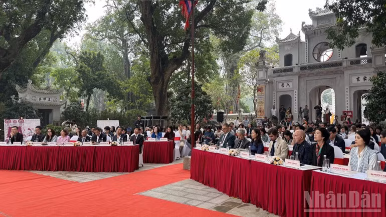 A la presentación del proyecto asistió un público numeroso.