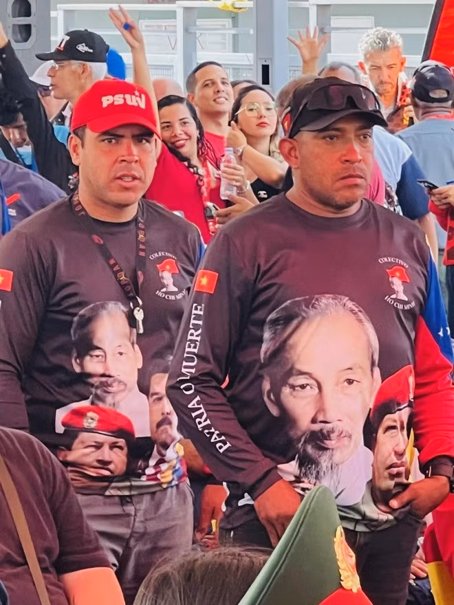 Los ciudadanos de la capital, Caracas, llevan ropa con la imagen del Presidente Ho Chi Minh durante el evento. (Foto: VNA)