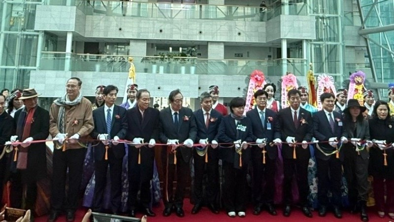 Los delegados cortan la cinta inaugural de la exposición. (Foto: Embajada de Vietnam en Corea del Sur)