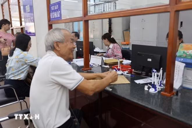 Las personas realizan procedimientos administrativos en el nuevo barrio de Vung Tau. (Foto: VNA)
