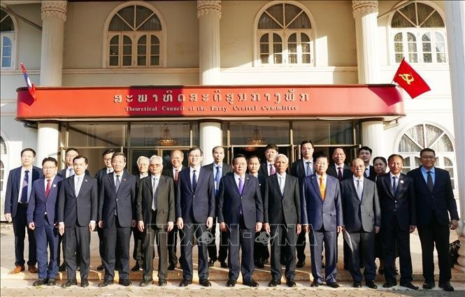 Delegados vietnamitas y laosianos participantes en el evento (Foto: VNA)