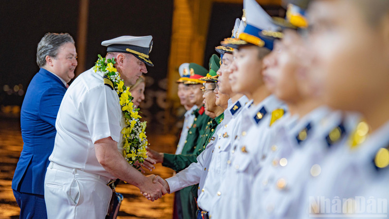 El mando del contraalmirante Thomas Shultz se siente conmovido por la cálida bienvenida de Vietnam (Foto: Nhan Dan)