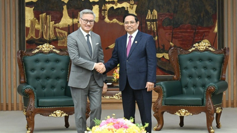 El primer ministro Pham Minh Chinh (derecha) recibe al ministro de Relaciones Exteriores de Laos, Thongsavanh Phomvihane (Foto: Nhan Dan)
