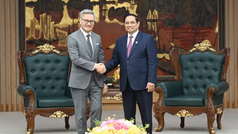 El primer ministro Pham Minh Chinh (derecha) recibe al ministro de Relaciones Exteriores de Laos, Thongsavanh Phomvihane (Foto: Nhan Dan)