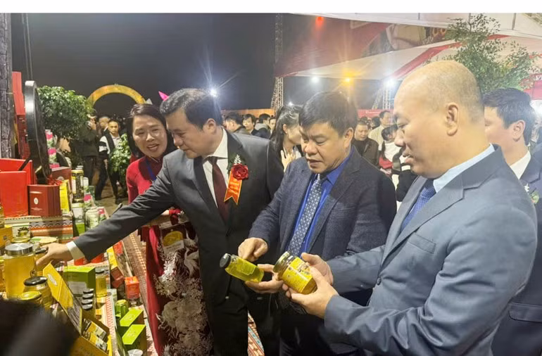 Representantes del Ministerio de Industria y Comercio y de la provincia de Tuyen Quang recorren los stands.
