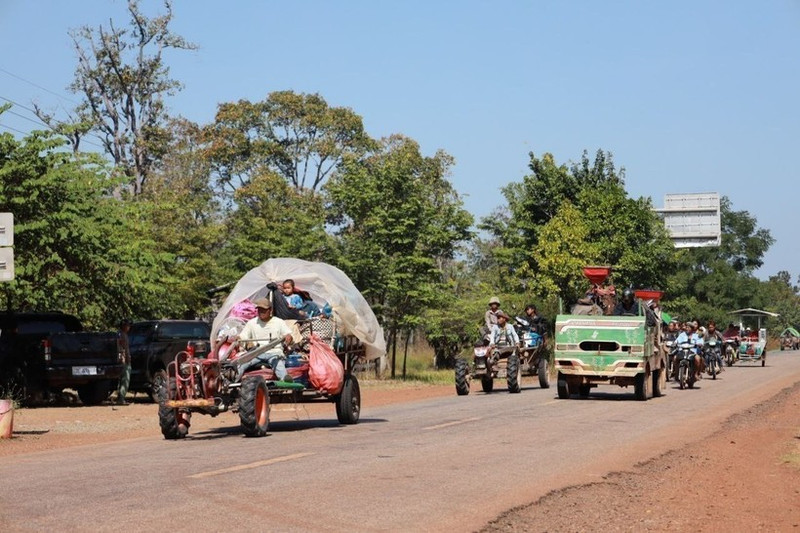 Camboyanos en la provincia de Preah Vihear, fronteriza con Tailandia, evacuados para evitar el conflicto, 8 de diciembre de 2025. (Foto: VNA)