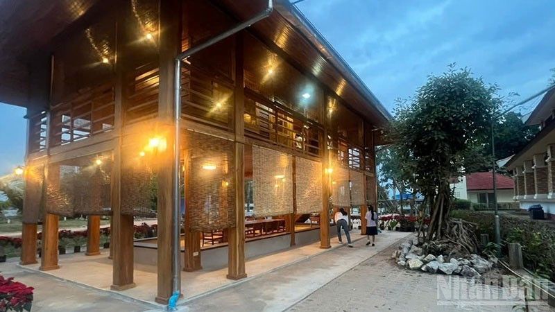 Réplica de la casa sobre pilotes del Presidente Ho Chi Minh en la provincia tailandesa de Udon Thani.