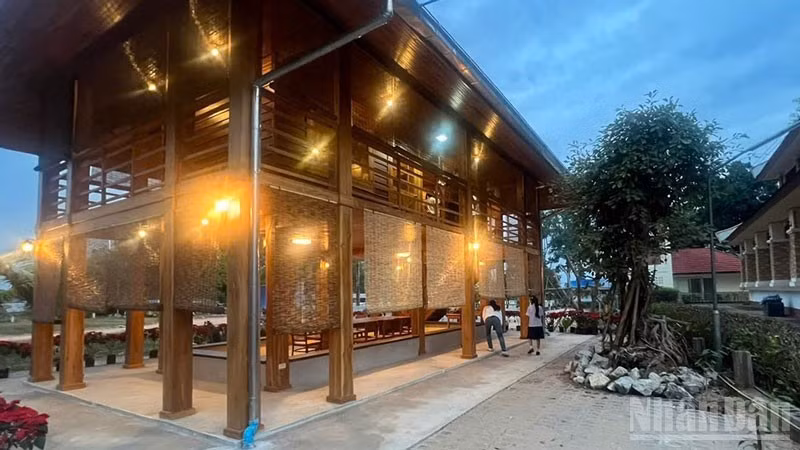 Réplica de la casa sobre pilotes del Presidente Ho Chi Minh en la provincia tailandesa de Udon Thani.