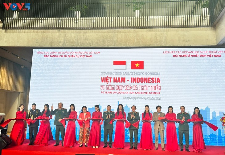 Los delegados cortan la cinta inaugural. (Foto: VOV5)