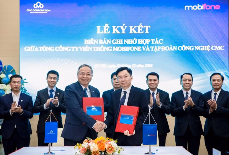 Ceremonia de firma del memorando de entendimiento sobre la cooperación entre MobiFone y CMC. (Foto: VNA)