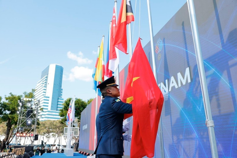 En la ceremonia oficial de izamiento de la bandera de los SEA Games 33 (Foto: VNA)