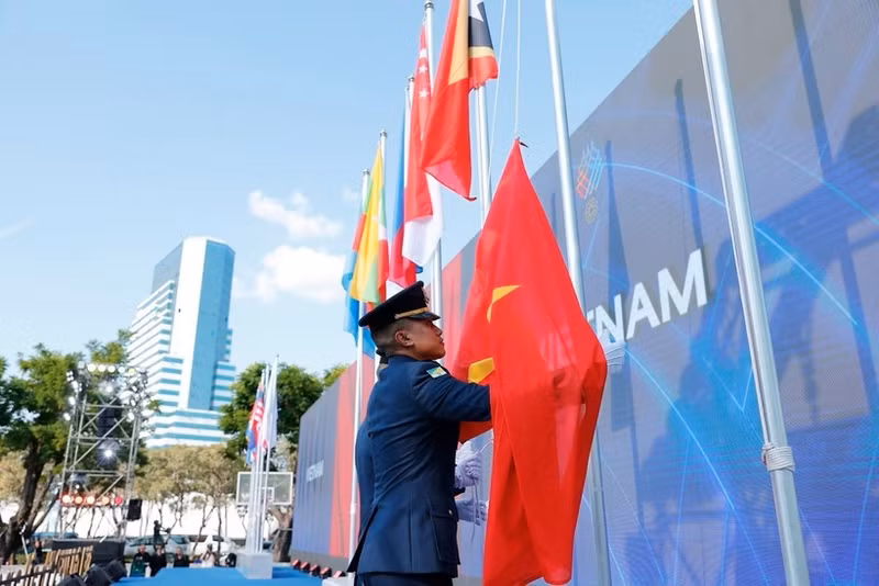 En la ceremonia oficial de izamiento de la bandera de los SEA Games 33 (Foto: VNA)
